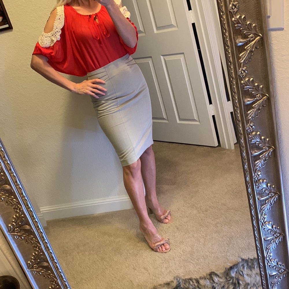 🌸 I.N San FranciscoPencil Tan skirt size 5 NWOT